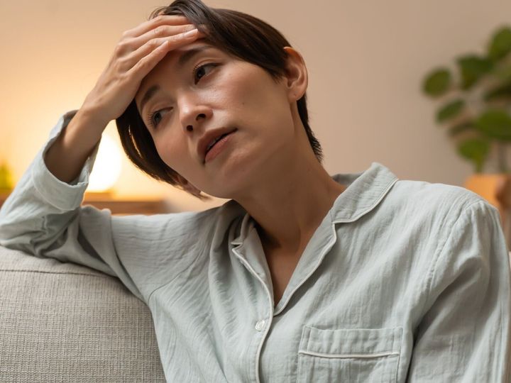 【日本睡眠学会所属医師が回答】避難所での不眠リスクに対し、阪神大震災での避難所生活の経験から、有効な対策法をお伝えします。耳栓やアイマスクなどの備えをはじめ、過酷な環境下で心身を休めるコツを知っておきましょう。（※画像：Shutterstock.com）