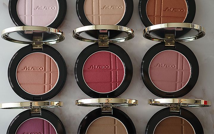 血色感と上質な立体感をまとえるスキンケアフェイスカラー