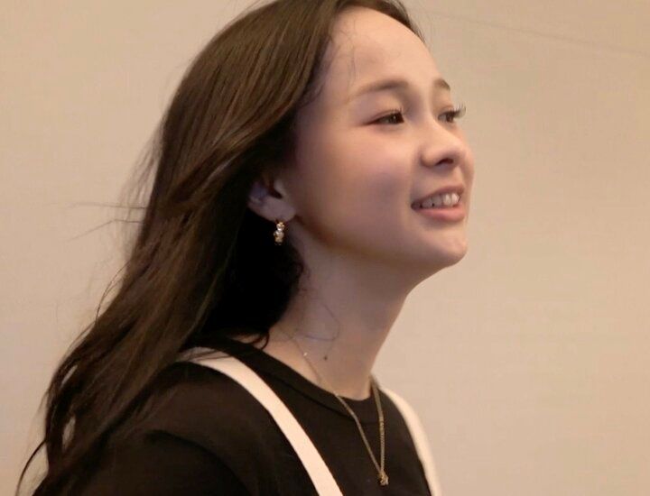 【写真・画像】スタイル抜群の18歳バイリンガル美女、床を這いつくばるセクシーなダンスに衝撃 1枚目