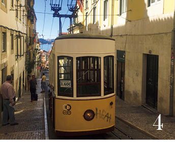 4.色使いがかわいいリスボンの路面電車。