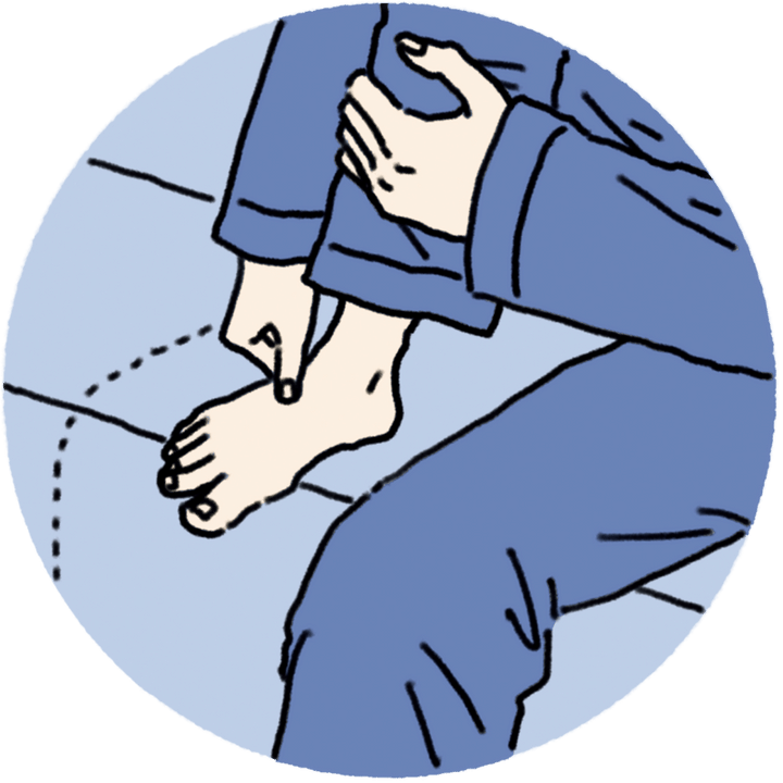 夜のマッサージ。親指で足首のまわりを押して刺激し、足の甲はげんこつでグリグリとほぐす。