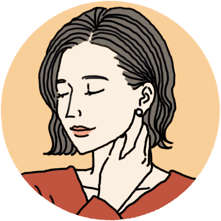 首の横の筋を親指と、残りの4本の指でつまみ、グイグイと力を入れもみほぐす