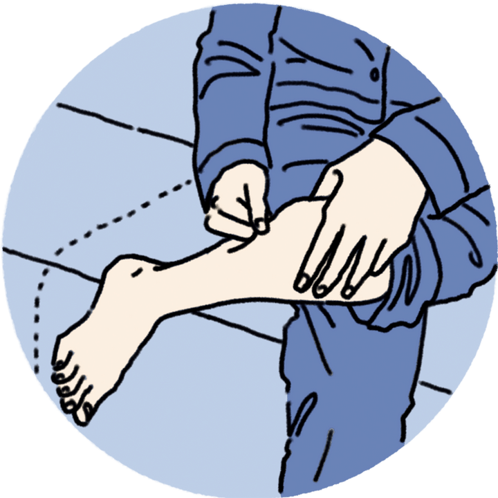 夜のマッサージ。くるぶしから膝に向かい、指で骨の側面に圧をかけながら流す。