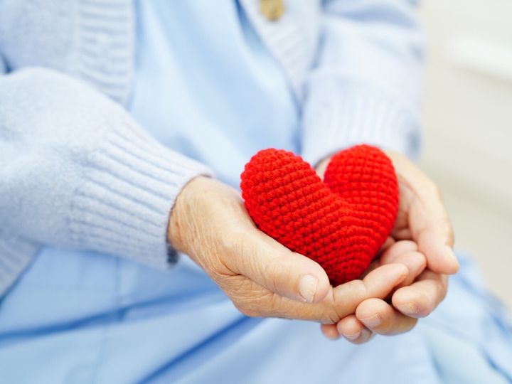 70代後半の母が20歳近く年下の男性に恋をし、道端ですがりついた挙句に警察沙汰になった。「恋愛して何がいけないのよ、あんたには分からない」と開き直る母に、娘ができることはあるのだろうか。※サムネイル画像：PIXTA