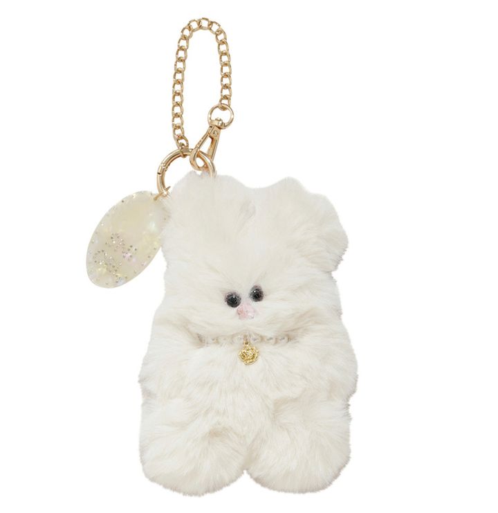 SNIDELのうさぎチャーム。つぶらな瞳のうさぎに、パールのネックレスをオン。