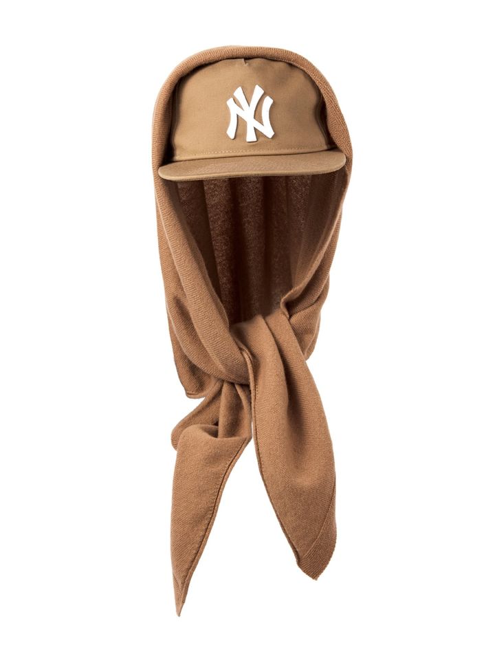 ニューエラのキャップに、アースのトライアングルスカーフを巻いてワントーンでまとめたスタイリング。