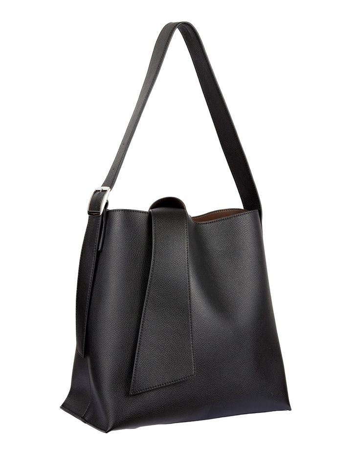 アールビーエス／レイ ビームスの、太めのレザーリボンをあしらったブラックのバッグ。