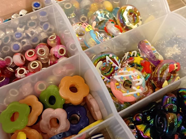 大きなモチーフビーズでも、小さなビーズでも、どれを選んでも自由に作れるそうです。