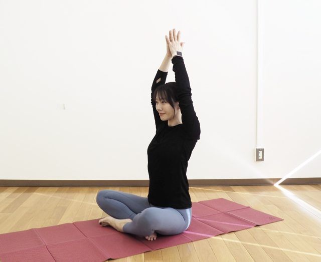 ひじの曲げ伸ばしストレッチ