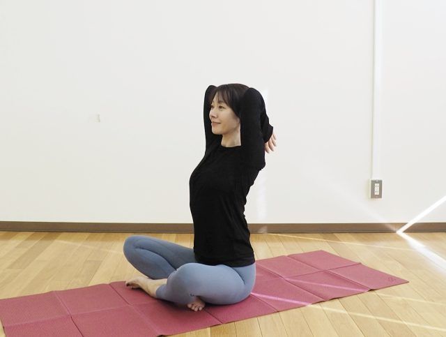 ひじの曲げ伸ばしストレッチ