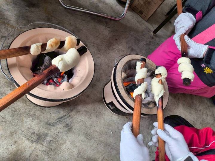 ミオン中里（十日町）ほんやらどう体験豆炭こたつ炭焼きぐるぐるパンと妻有ポークシチュー