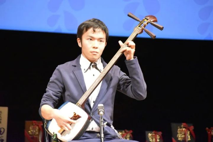 津軽三味線日本一決定戦の男性奏者ステージ演奏