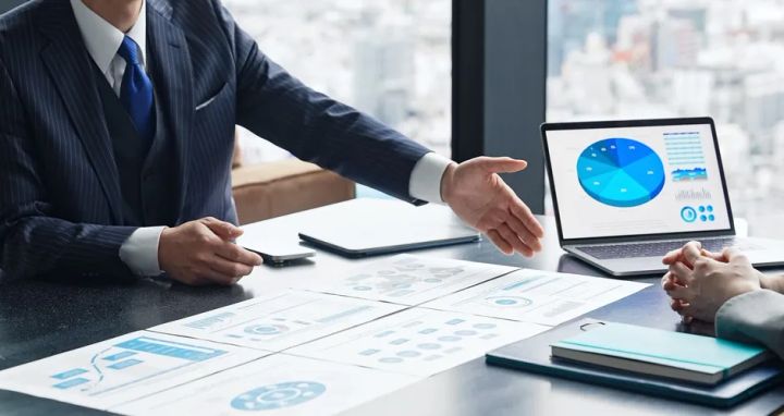 グラフ資料を使ってフランチャイズ商談を進めるビジネスシーン