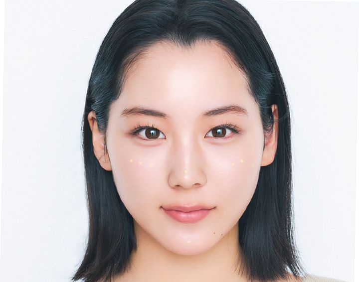 赤みや色ムラが気になる場所にミニマムになじませる