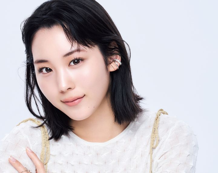 水面のように輝くツヤとくすみのない透明感がカギ。今シーズンのトレンド肌の作り方