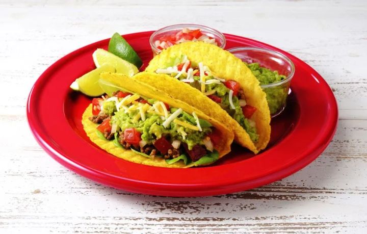 タコスとワカモレとトマトサルサの盛り付け例