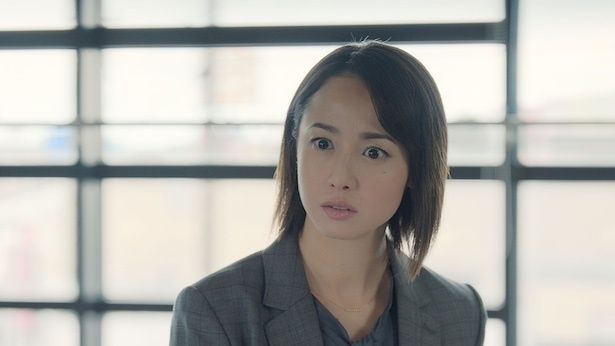 【写真】記者の福島美波を演じた沢尻エリカ (C) 2026 #VIRAL PRODUCTION COMMITTEE