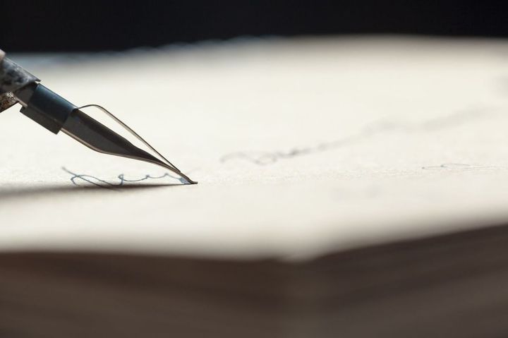 万年筆で文字をしたためている