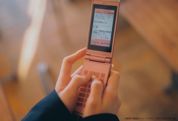 ガラケーでメールを打つあの感覚。画面に表示された予測変換の候補もリアル