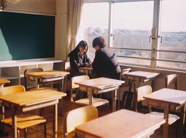 【写真】放課後の教室でイヤフォンを片耳ずつ。こんな距離感が、たまらなくドキドキした 