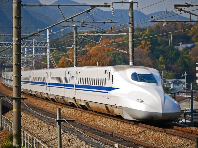 新幹線で、車窓から一瞬だけ見える“謎のトンネル” 現役鉄道社員が明かす“意外な正体”