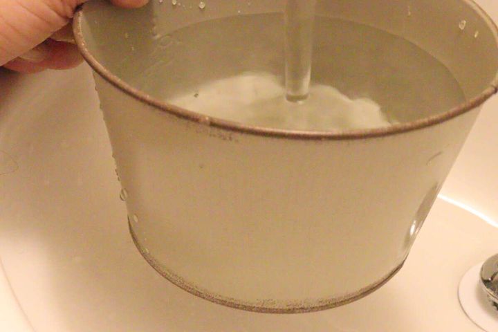 ダイソーのフレンチ風アイアンポット（浅型）に水を入れる