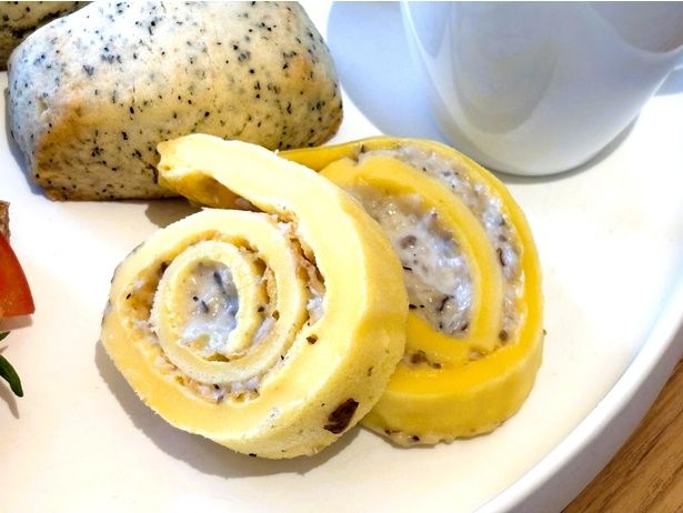  キノコが入ったクリームをもちもちの卵生地で巻いた「ロッドユールのロールオムレツ」※写真は2人分