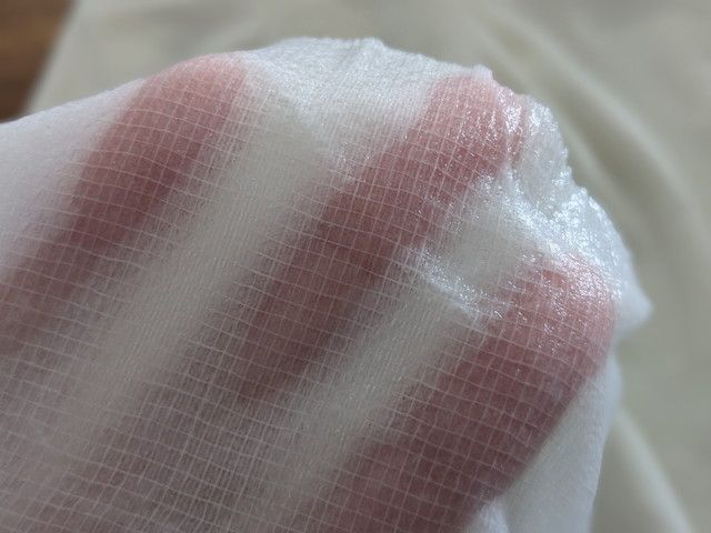 メッシュ面のシートに美容液が含まれている様子