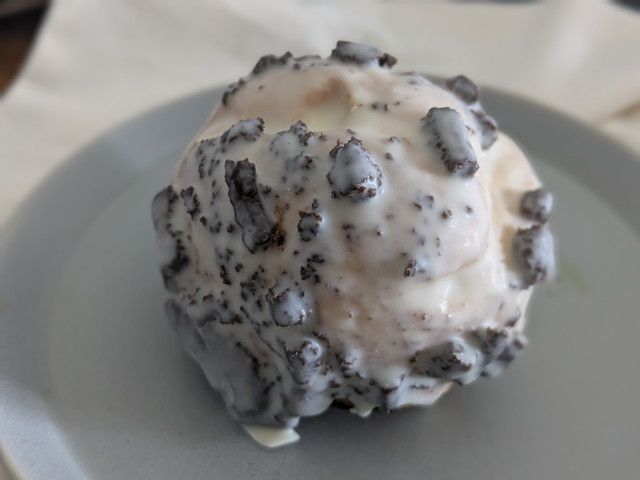 白いブラックサンダー クッキー＆クリームシュー 外観