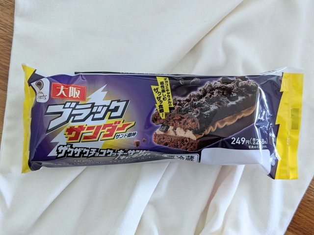 大阪ブラックサンダー ザクザクチョコクッキーサンド（キャラメル）パッケージ
