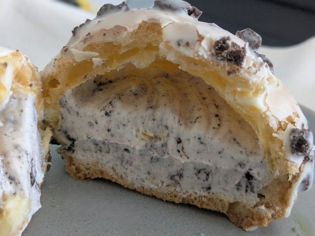 北海道限定の白いブラックサンダーをイメージしたシュークリーム