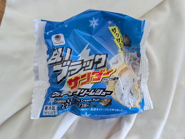 白いブラックサンダー クッキー＆クリームシュー パッケージ