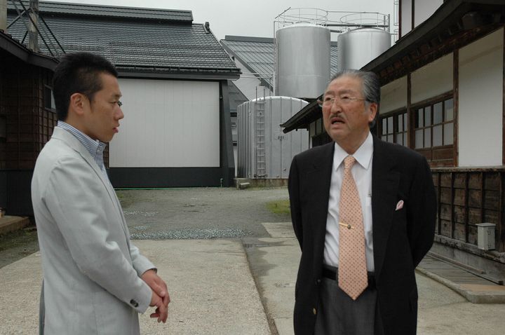 「十四代」の先代蔵元・辰五郎さんから何やら話しかけられる土井さん