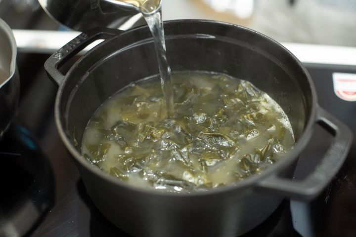 だし汁を加えて煮る