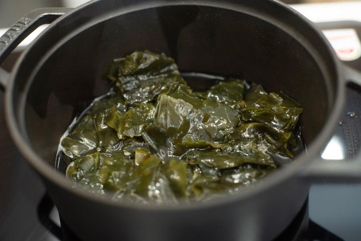 わかめを炒める