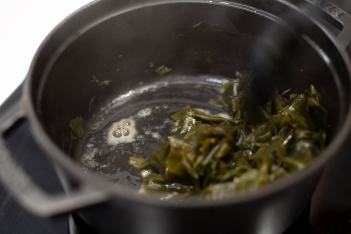 えごま油を入れ、さらに炒める