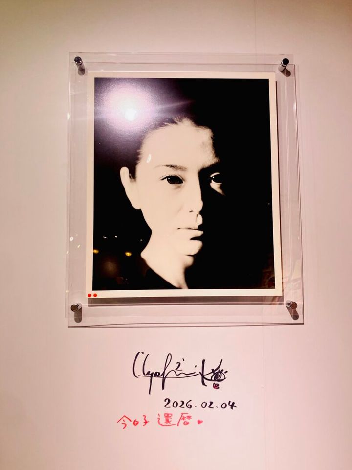 エントランスではポートレートがお出迎え