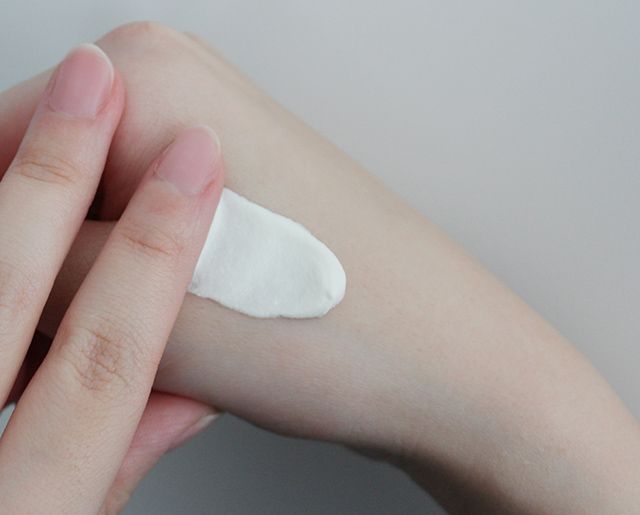 ビオレ 呼吸感ベールUVを手に出した様子 使用感イメージ