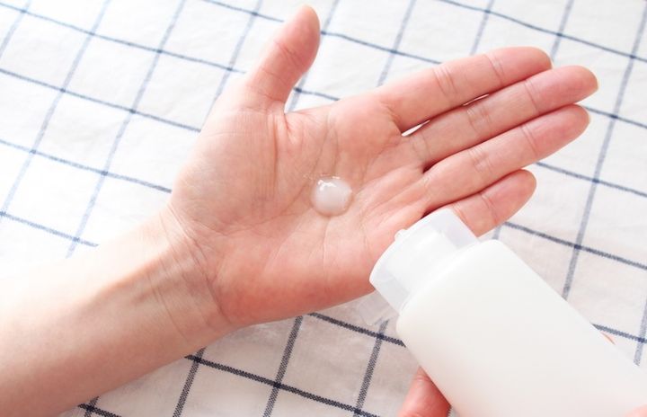 ジェルタイプの美容液・日焼け止めを手に出す様子