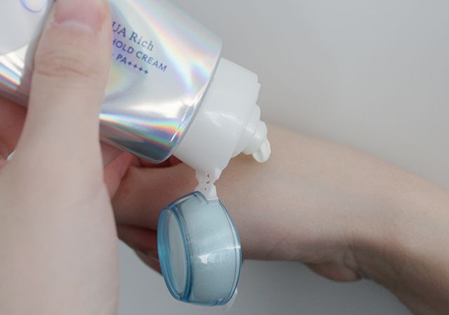 ビオレ 呼吸感ベールUVを手に出した様子 使用感イメージ