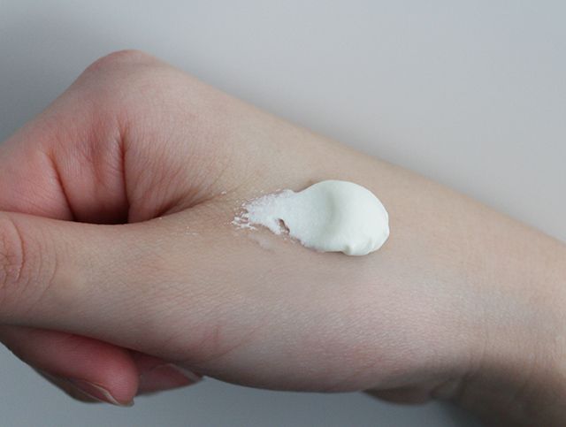 ビオレ 呼吸感ベールUVを手に出した様子 使用感イメージ