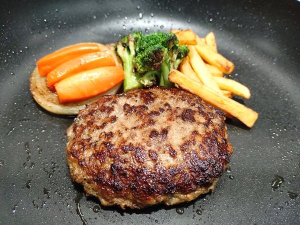 【岐阜県岐阜市】「飛騨牛」と銘柄豚「結旨豚」を手軽に味わえる！だるまミートの冷凍総菜が発売中