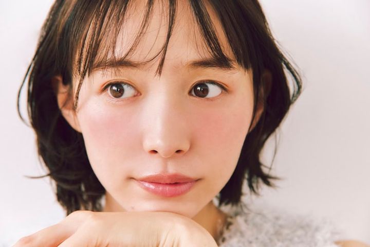 「青みピンクチーク」で作る理想の大人の可愛げフェイス モデル＝井桁弘恵