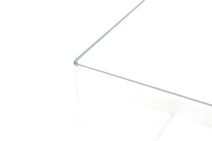 ダイソーの四角型水槽は透明度が高い