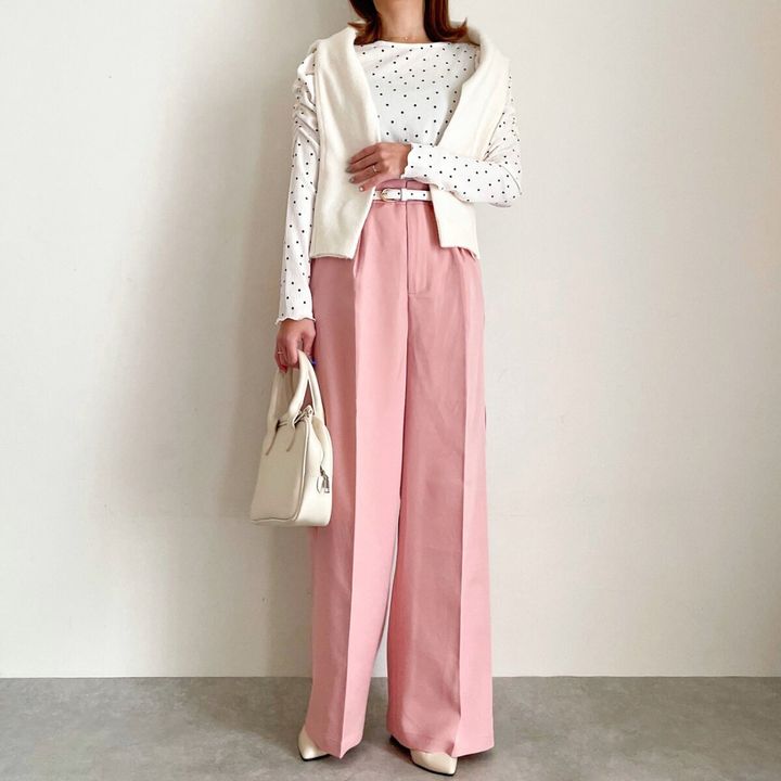 GUパフニットクルーネックカーディガンの肩がけスタイル