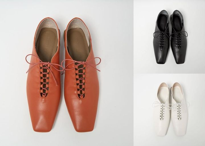 画像: ファインレースアップ フラット10（レッド/ブラック/オフホワイト）各¥24,200（すべてオデット エ オディール）