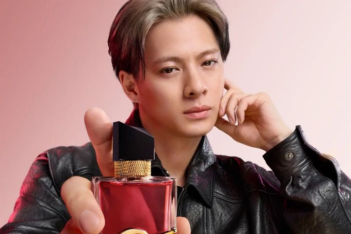 日本ロレアルは27日、イヴ・サンローラン（YSL） アイコンフレグランス「リブレ」シリーズから新フレグランス「リブレ オーデパルファム ベリークラッシュ」を同日から発売したのを記念して、YSLボーテのブランドアンバサダーを務めるNumber_iの平野紫耀さん（29）の最新ビジュアルを公開しました。