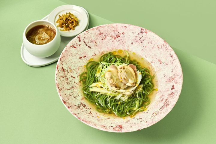 【麻布台ヒルズ限定】ふかひれ家「蛤清湯 ふかひれ翡翠麺」 3300円※1日10杯限定