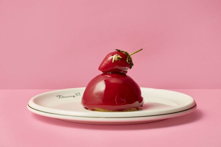 【麻布台ヒルズ限定】Dining 33 Pâtisserie à la maison「フレジエ」 テイクアウト 1,100円 / イートイン 2,464円※1日20個限定