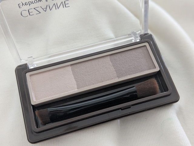 セザンヌ アイブロウ＆シェードパウダー 03 ソフトグレージュ 開封